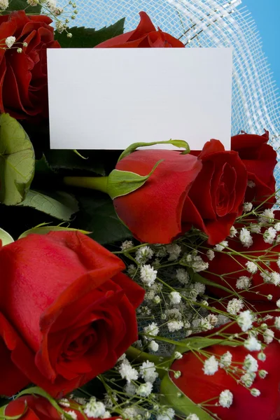 Sametové růže s poznámkou — Stock fotografie