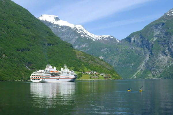 Schiff im Ozean, Geiranger Fjord — Stockfoto