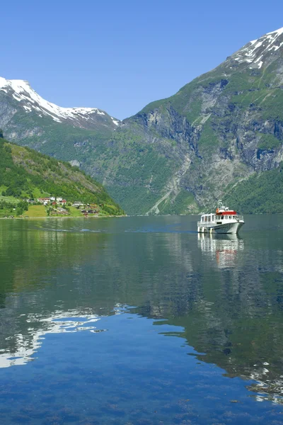 Boot in de Oceaan, geiranger fjord — Stockfoto