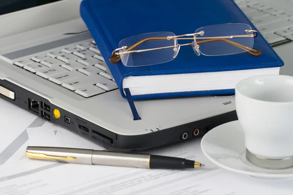 Laptop branco, diário, óculos — Fotografia de Stock