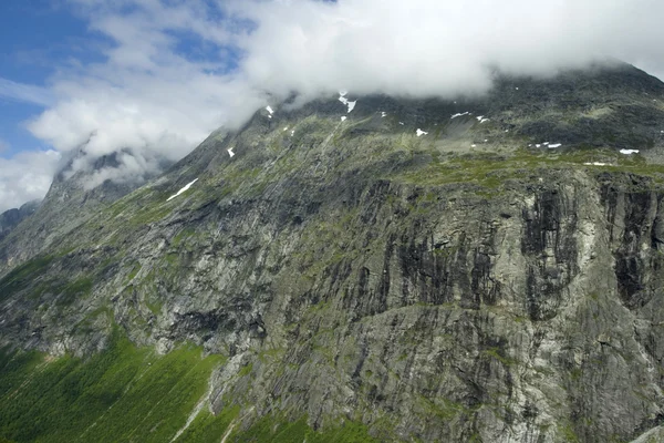 Berg in wolkenkahve harçtan — Stockfoto