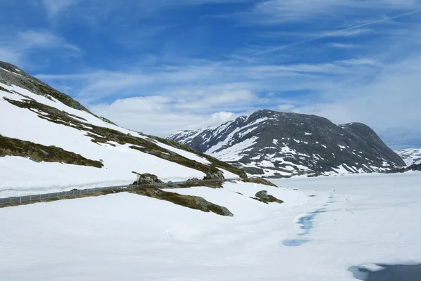 Estrada caminho ao longo do lago nevando — Fotografia de Stock