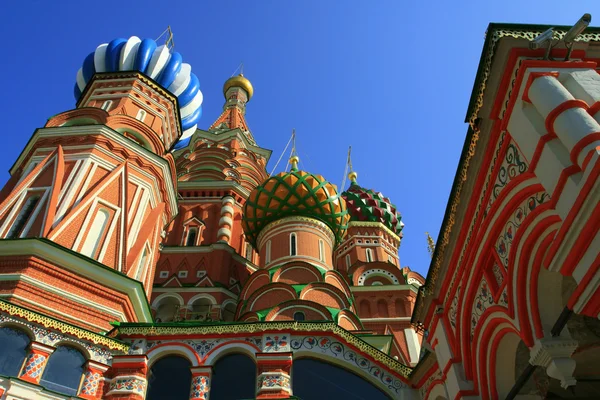 Multi gekleurde koepels van de kerk — Stockfoto
