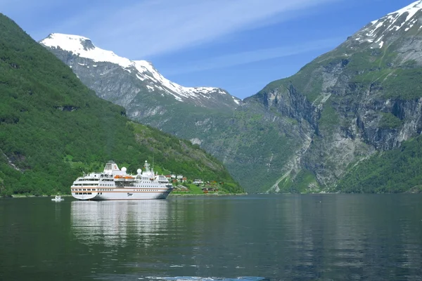 Het schip in de Oceaan, geiranger fjord — Stockfoto