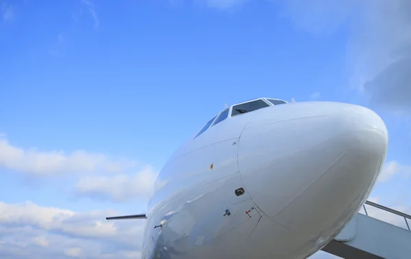 Weißes Passagierflugzeug — Stockfoto