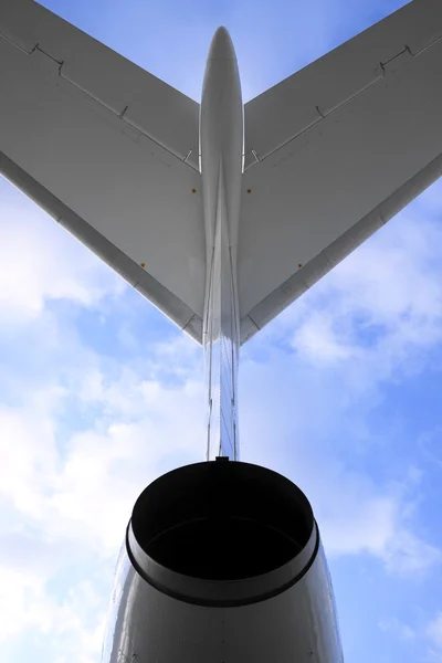 Avião de passageiros, vista atrás — Fotografia de Stock