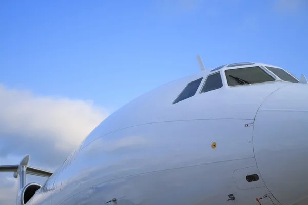 Avião de passageiros, vista atrás — Fotografia de Stock