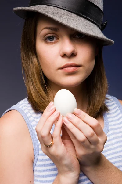 Chica con huevo —  Fotos de Stock