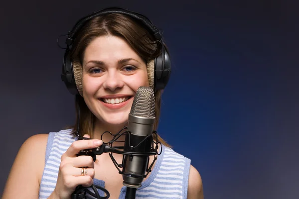 Frau mit Mikrofon — Stockfoto