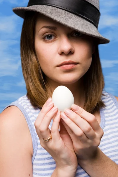 Dziewczyna z jajkiem — Zdjęcie stockowe