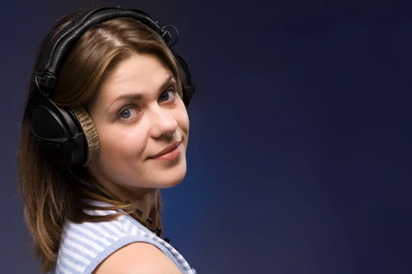 Flicka med hörlurar — Stockfoto