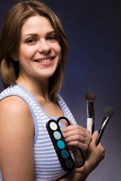 Mujer con pinceles de maquillaje — Foto de Stock