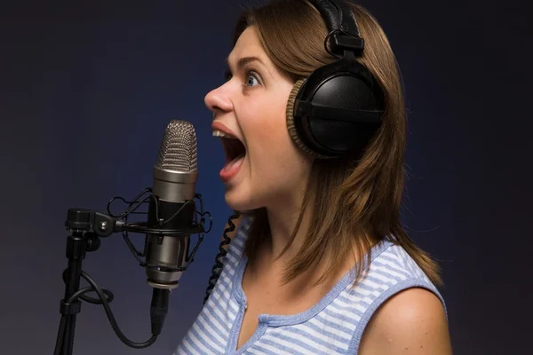 Vrouw met microfoon — Stockfoto