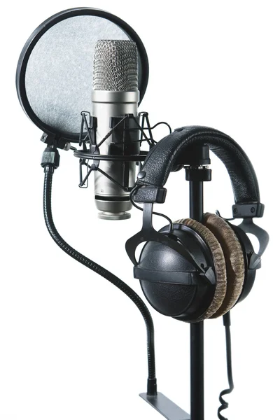 Микрофон и наушники — стоковое фото