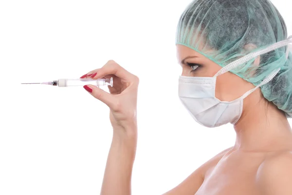 Giovane infermiera in maschera con siringa — Foto Stock