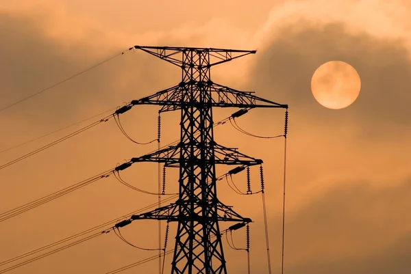 De elektriciteit toren en de zon — Stockfoto
