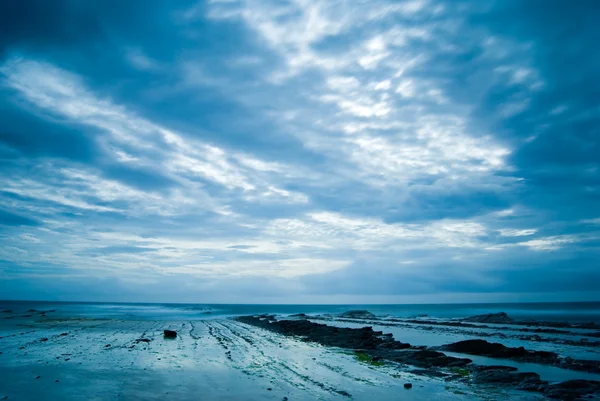 Скалистое побережье с тяжелыми облаками — стоковое фото