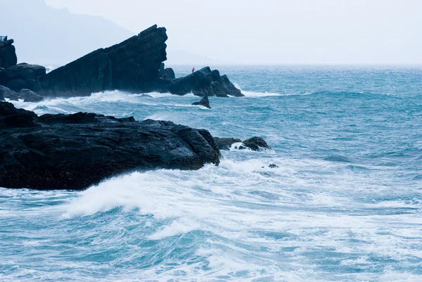 Rocky Seacoast con olas —  Fotos de Stock