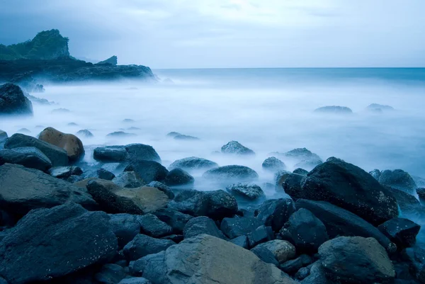 Rotsachtige Zeekust, lange tijd van blootstelling — Stockfoto