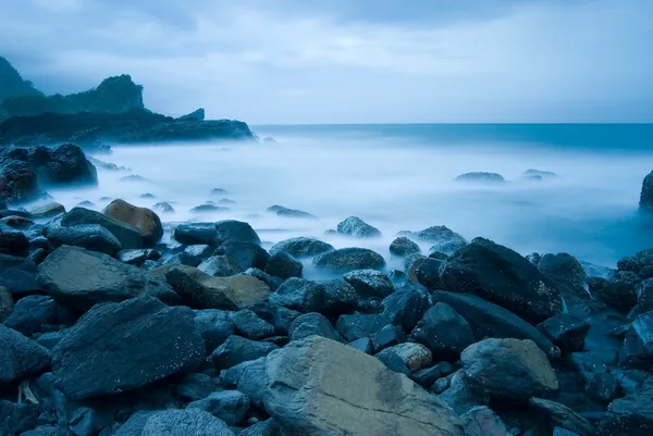 Скелястому березі моря, довгий час експозиції — стокове фото