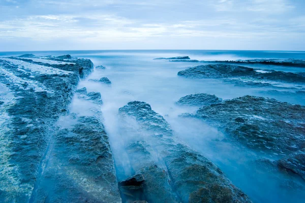Скелястому березі моря — стокове фото