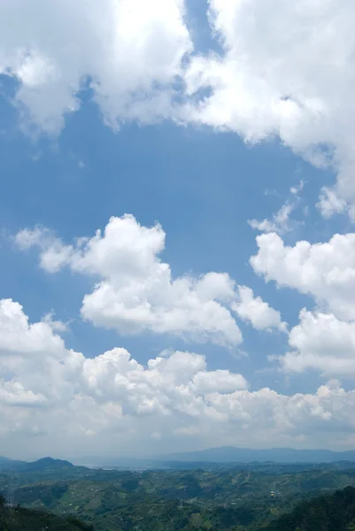 Błękitne niebo, białe chmury w słoneczny dzień — Zdjęcie stockowe