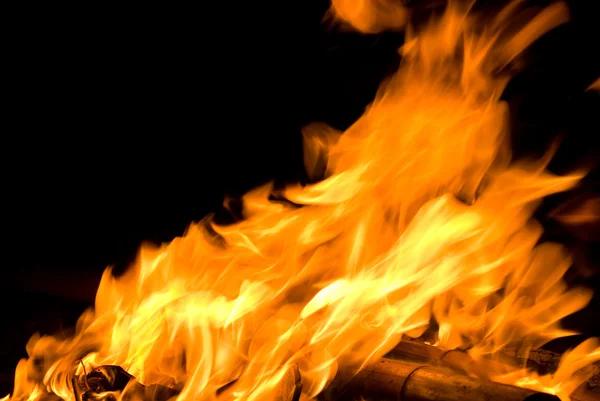 Ogień płomień huśtawka z wiatrem — Zdjęcie stockowe