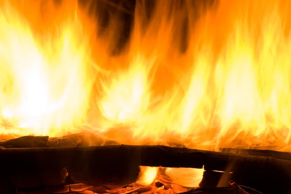 Eld lågor i lägerelden — Stockfoto