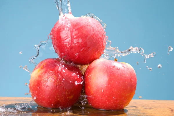 Groep van apple met coole splash — Stockfoto