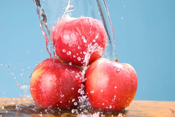 Splash droppe på grupp av apple — Stockfoto