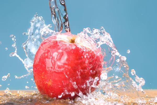 Frysta splash droppe på apple — Stockfoto