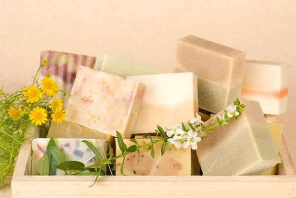 Ručně vyráběné mýdlo v dřevěné krabici — Stockfoto