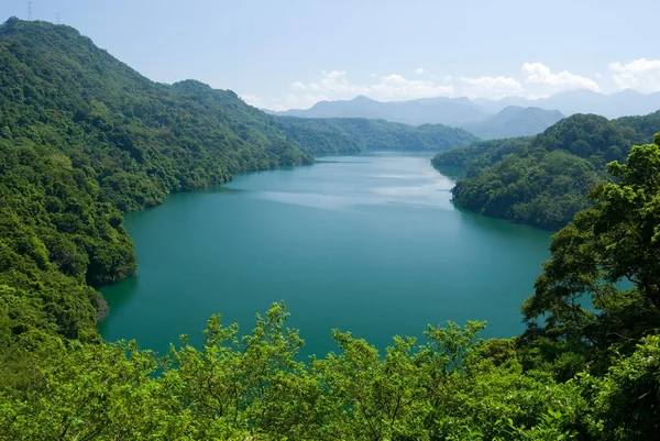 Sjön surround av skogar och berg — Stockfoto