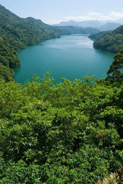 Ormanlar ve dağlar göl surround — Stok fotoğraf