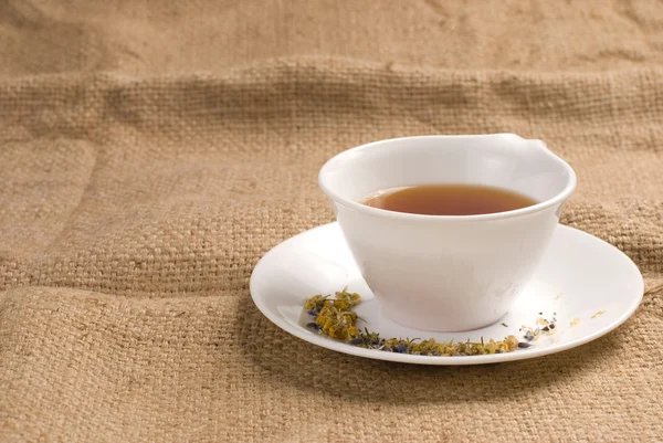 Červený čaj v keramický pohár — Stock fotografie