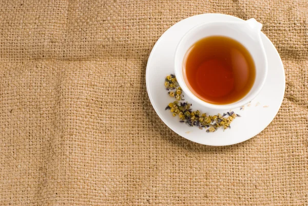 Roter Tee in Keramiktasse mit Klette — Stockfoto