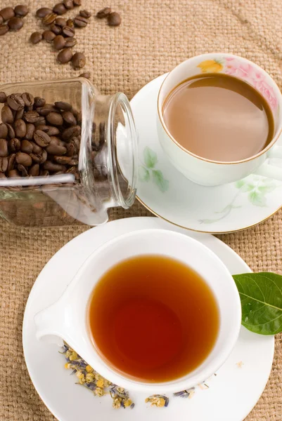 Café e chá no fundo de linho — Fotografia de Stock