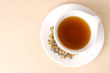 Kırmızı çay beyaz seramik kupa