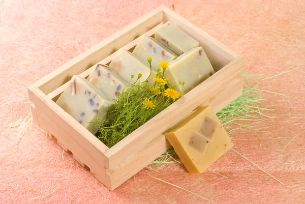 Zelfgemaakte zeep gebracht in houten kist — Stockfoto