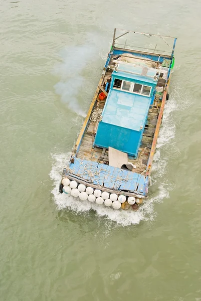 Eenvoudige en oude vis boot — Stockfoto