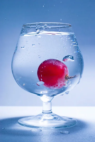 Freezed motion grape and glass water — Stock Photo, Image