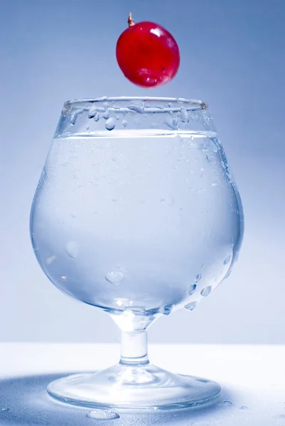 冻结议案葡萄和玻璃水 — 图库照片