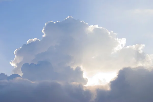 Белые облака с загадочным солнечным светом — стоковое фото