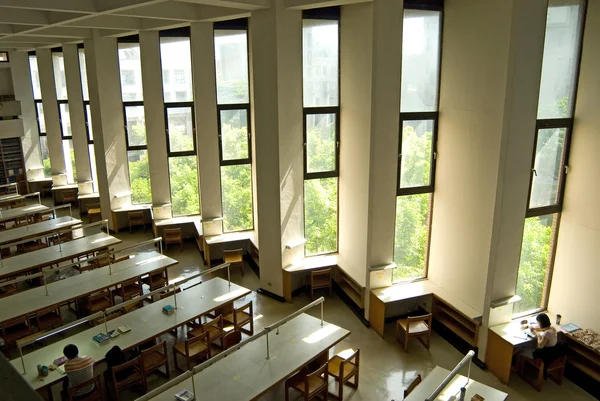 Okna biblioteki uniwersyteckiej — Zdjęcie stockowe