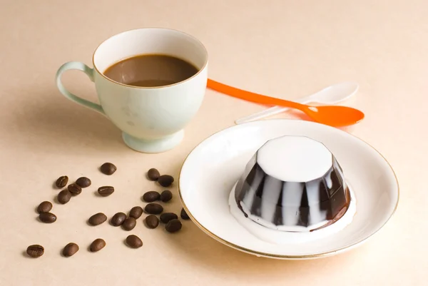 Καφέ και πουτίγκα καφέ με γάλα — Φωτογραφία Αρχείου