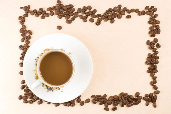 Koffie en koffiebonen als frame — Stockfoto