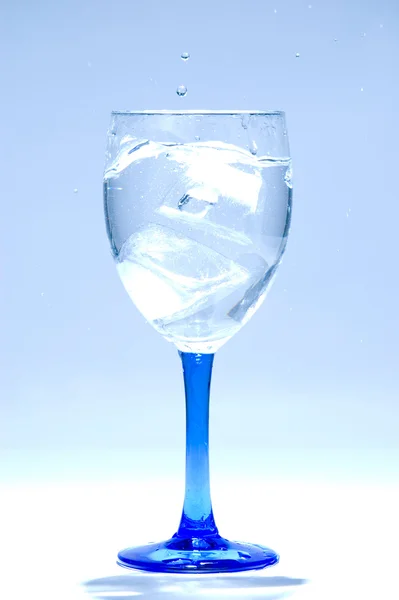 Ice cube i przejrzyste wody — Zdjęcie stockowe