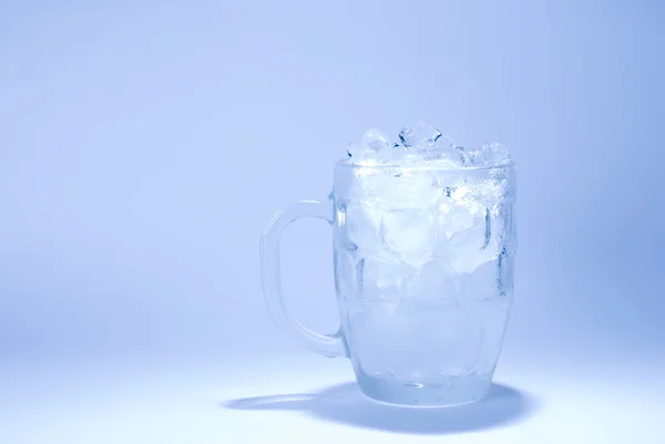Vidro cheio de cubo de gelo — Fotografia de Stock