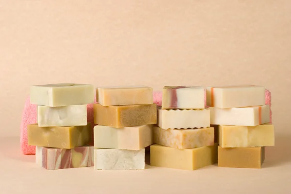Groep van handgemaakte zeep met kruiden — Stockfoto