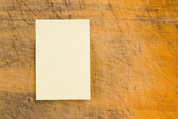 Gele Opmerking papier op retro hout — Stockfoto